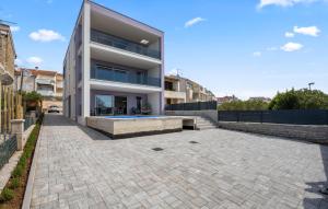 3 Bedroom Stunning Apartment In Vodice