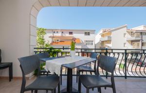 2 Bedroom Lovely Apartment In Makarska 