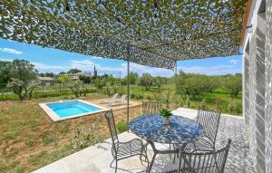 3 Bedroom Cozy Home In Saint-Maximin