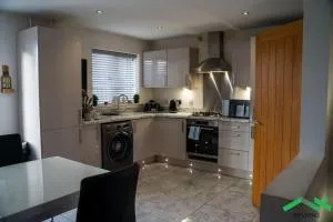 Contractors - NHS Staff - Close to amenities - Holton le Clay