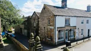 Beautifully Renovated Old Sweet Shop - Middleton