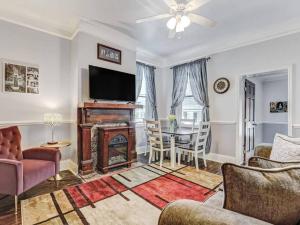 Historic Savannah Gold Private Condo with Pool - 2bed, 1&half bath, Sleeps 6, 1st Floor, 15 Min Walk To Historic Savannah Center AndAttractions