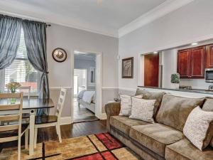 Historic Savannah Gold Private Condo with Pool - 2bed, 1&half bath, Sleeps 6, 1st Floor, 15 Min Walk To Historic Savannah Center AndAttractions