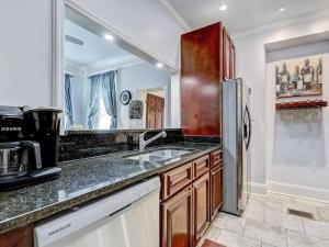 Historic Savannah Gold Private Condo with Pool - 2bed, 1&half bath, Sleeps 6, 1st Floor, 15 Min Walk To Historic Savannah Center AndAttractions