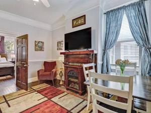 Historic Savannah Gold Private Condo with Pool - 2bed, 1&half bath, Sleeps 6, 1st Floor, 15 Min Walk To Historic Savannah Center AndAttractions