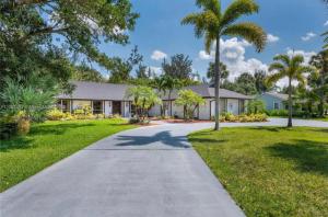 Bedroom and bathroom - perfect for solo traveler