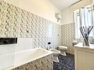 Parking,WiFi, Netflix - Sunny Sea View Haven