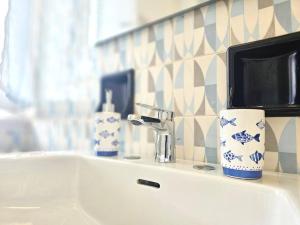 Parking,WiFi, Netflix - Sunny Sea View Haven