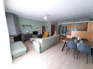 Spacious and comfy apartment by Golden Host
