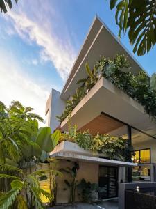 KUNUK- Walk to Hermosa beach