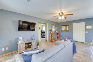 Lakefront Shell Knob Condo with Deck and Grill!