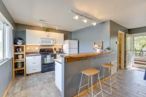 Lakefront Shell Knob Condo with Deck and Grill!