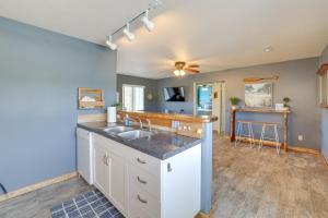 Lakefront Shell Knob Condo with Deck and Grill!