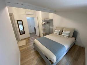 Maisons de vacances Terrasse en Ville A 10 min Gare SNCF et 30 min de LYON : photos des chambres