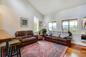 Port Townsend Home Spacious Yard and Mountain Views