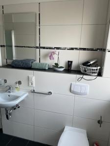 Ferienwohnung mit Fußbodenheizung nahe Messe, gratis Parkplatz und Abstellplatz E - Bike