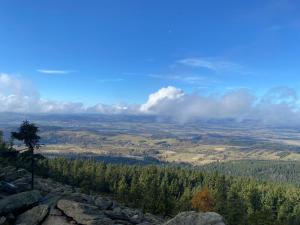 Kotlina Kłodzka - Apartament na wyłączność na Letniej , 63 m , 2 sypialnie , salon z aneksem kuchennym , balkon , podziemny garaż FREE