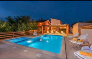 E-M Apartments with Private pool 