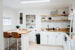 NEW! Cozy and Modern unit with Hot tub - Ubytování bez kategorie ve městě Laconia