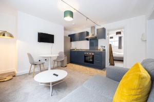 Apartment For Two Near Bolton Train Station