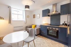 Apartment For Two Near Bolton Train Station