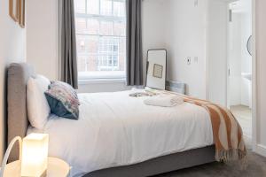 Apartment For Two Near Bolton Train Station