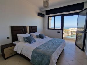 Sea View Apartment Walk to Beach and Marina