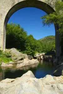 Gîtes de Neyrac, appartement Rose - piscine, rivière à 100 m, vue sur les collines - Mazan-lʼAbbaye