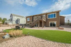 Mountain Breeze Villa w Mountain Views and Air Hockey - Gleneagle