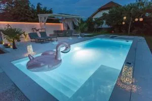 Villa mit Pool und Garten - ساتيديت
