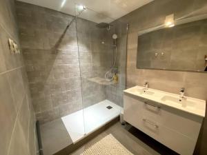 Appartements GRAND APPARTEMENT 7 COUCHAGES, 1 PLACE DE PARKING. : photos des chambres