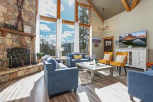 Alpine View Lodge: Mountain Views, Hot Tub, Dog Friendly