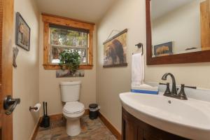 Alpine View Lodge: Mountain Views, Hot Tub, Dog Friendly