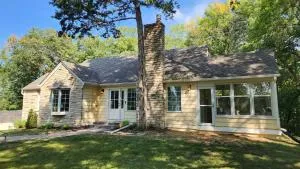 Cheerful 3-bedroom in Wayzata on private wooded lot - إيدن بريري
