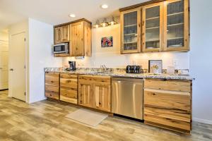 Beachfront Lincoln City Condo-Patio and Pool Access!