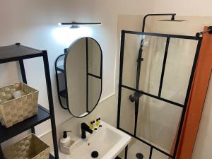 Appartements Lovely city center rental with balcony : photos des chambres