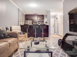 obrázek - Stylish Downtown Condo with Wifi and Parking