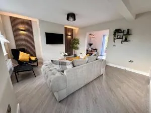 The perfect place 3 Bedroom house with garden and parking - Silkstone