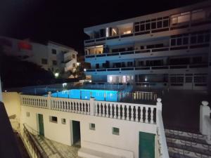 Tranquilo apartamento en San Agustin 1 dormitorio cama doble y salon con sofas camas