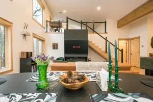 Newly Built Lakeview Escape with Game Room, Spa, Hot Tub - Springfield