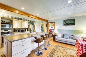 Historic Friendship Boat House Near Back River!