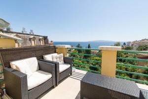 Ferienwohnung in einer Villa mit Terrasse und Meerblick