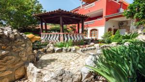 Apartments with a parking space Lopar, Rab - 22674 