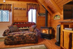 Cute updated Mountain Cabin fireplace #3