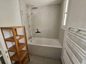 Rez de villa avec piscine privée chauffée et jardin, à 1 km de la mer - FR-1-768-79