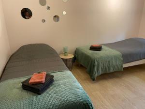 Maisons de vacances Gite La Chartre-sur-le-Loir, 7 pieces, 12 personnes - FR-1-410-442 : photos des chambres