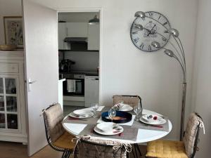 Appartements Appartement 70 m² en centre-ville, 2 chambres, cuisine equipee, WiFi, non fumeur, animaux non admis. - FR-1-465-111 : photos des chambres