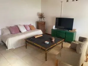 Casa antigua en Barrio Tranquilo - Tres Lomas