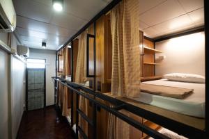 Giường Trong Phòng Nghỉ Tập Thể 8 Giường Cho Cả Nam Và Nữ (Bed in 8-Bed Mixed Dormitory Room)