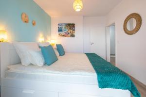 A & A Turquoise City View Apartment - By OpenHouse